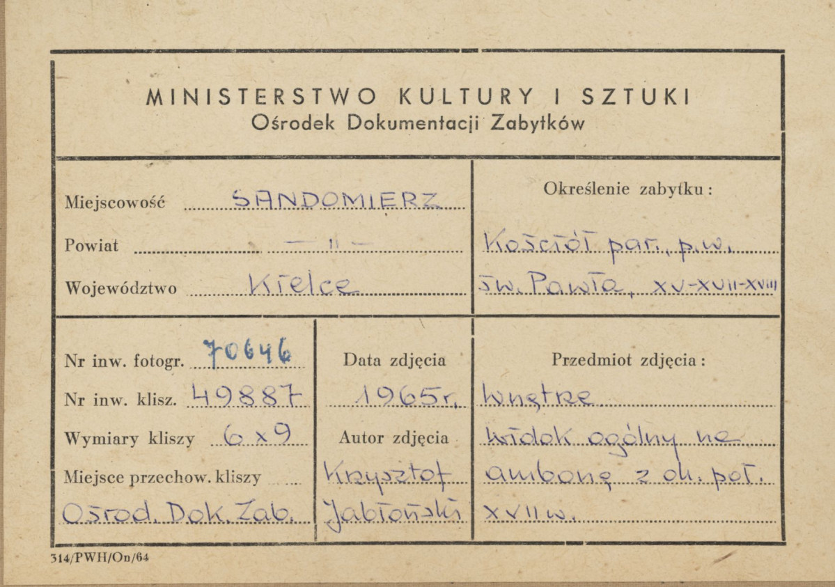 Kościół parafialny pw. św. Pawła - fragment wnętrza, widok na ambonę - metryczka, skan 1