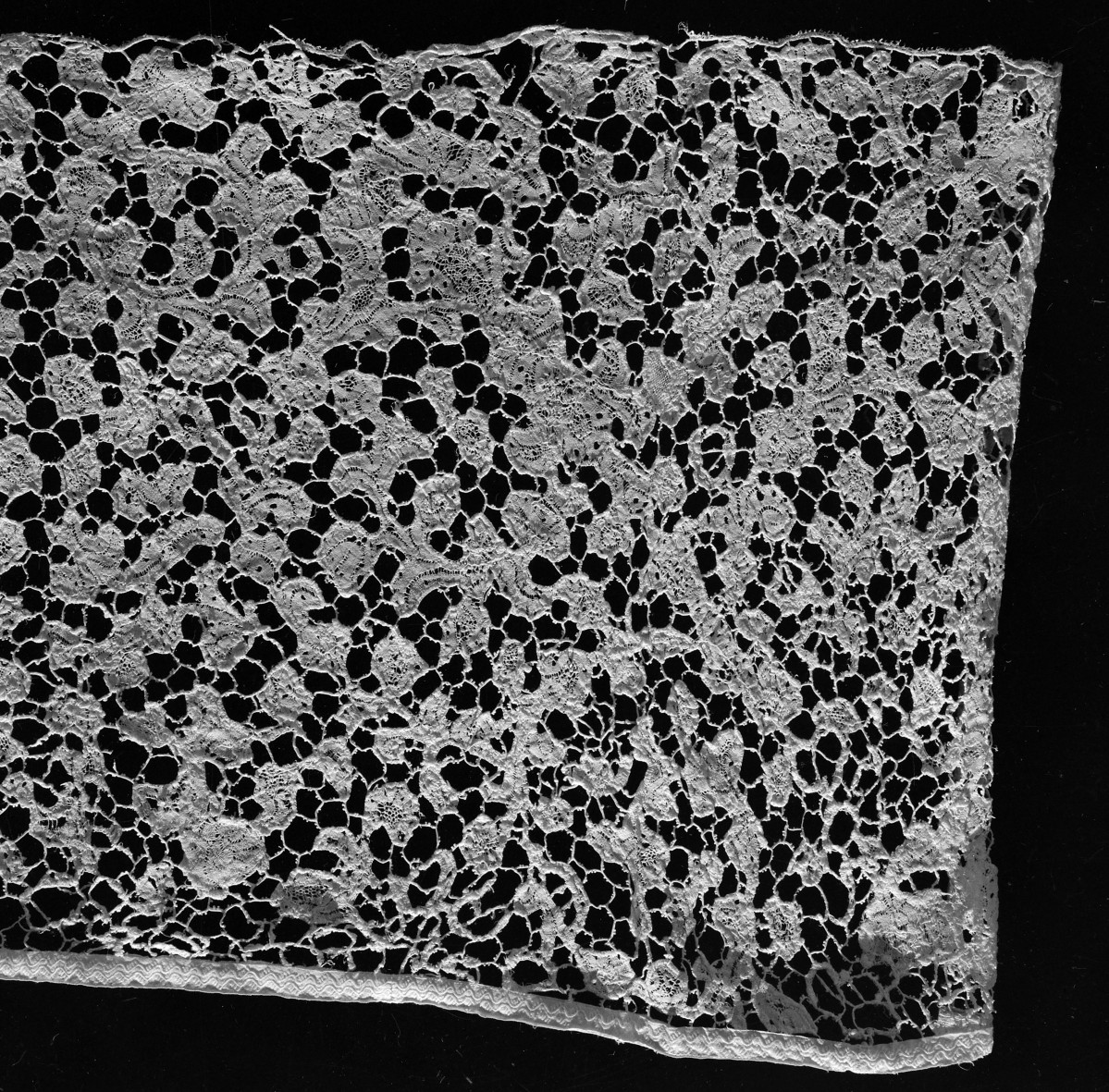 Kościół Sióstr Wizytek - koronka z komży, druga połowa XVII wiek, Flandria, skan 1