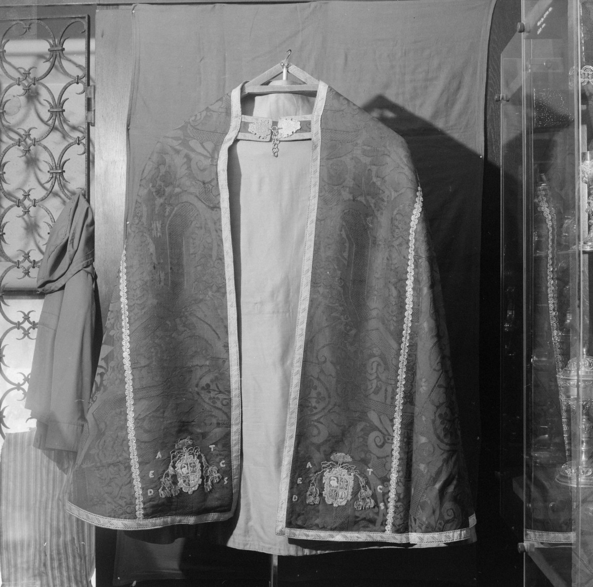 Skarbiec Diecezjalny - kapa, dalmatyki. Przód., skan 1