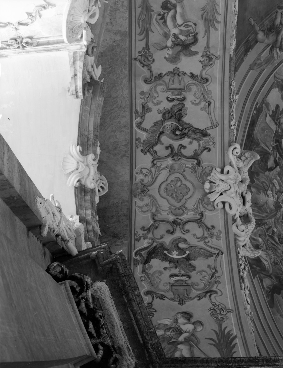 klasztor Benedyktynek - kościół pw. Wniebowzięcia Najświętszej Maryi Panny - wnętrze - nawa główna - fragment dekoracji łuku nad oknem, skan 1