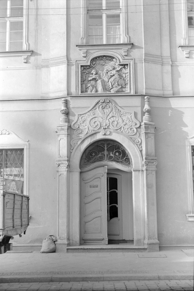 kamienica - elewacja frontowa, portal, skan 1