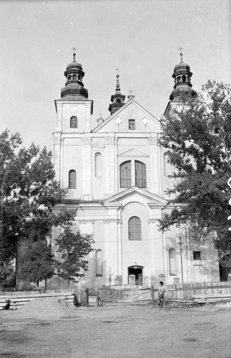 kościół, ob. parafialny pw. Przemienienia Pańskiego - elewacja zachodnia, skan 1