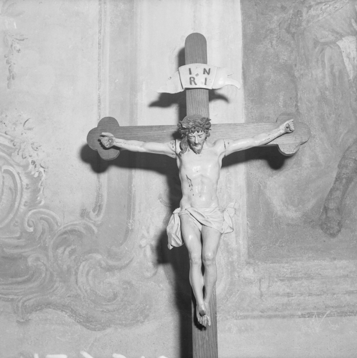 klasztor ss. Mniszek Benedyktynek - kościół pw. Najświętszej Maryi Panny i św. Wojciecha - wnętrze - krucyfiks na zakrystii, skan 1