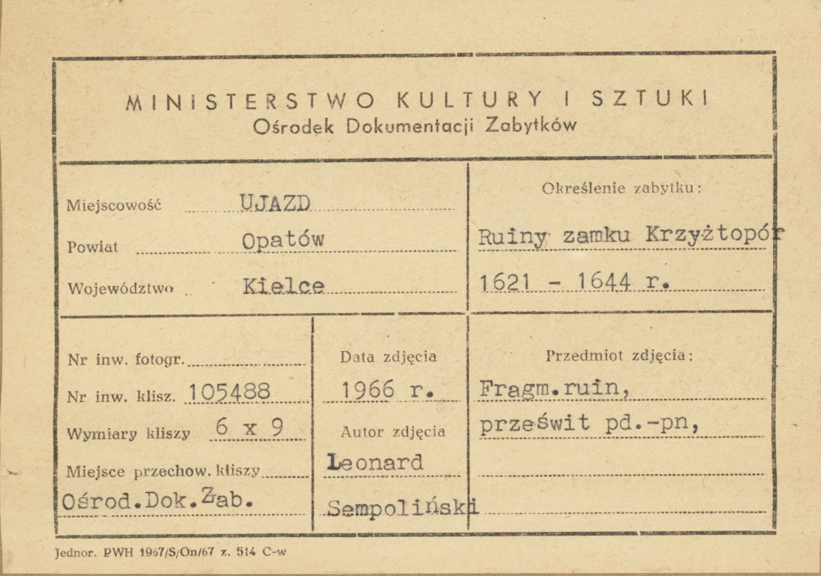 Ruiny zamku  Krzyżtopór  -  widok na prześwit przez korpus główny - metryczka, skan 1