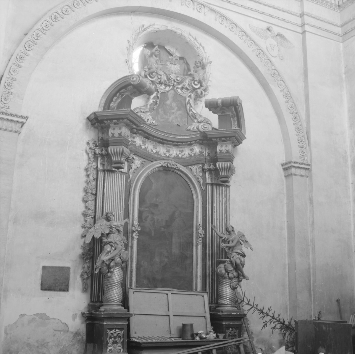 klasztor Bożogrobowców - kościół pw. Ducha Świętego - wnętrze - ołtarz boczny, skan 1