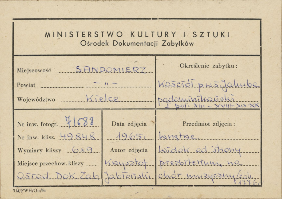  Zespół klasztorny Dominikanów - kościół, widok nawy głównej w kierunku chóru - metryczka, skan 1