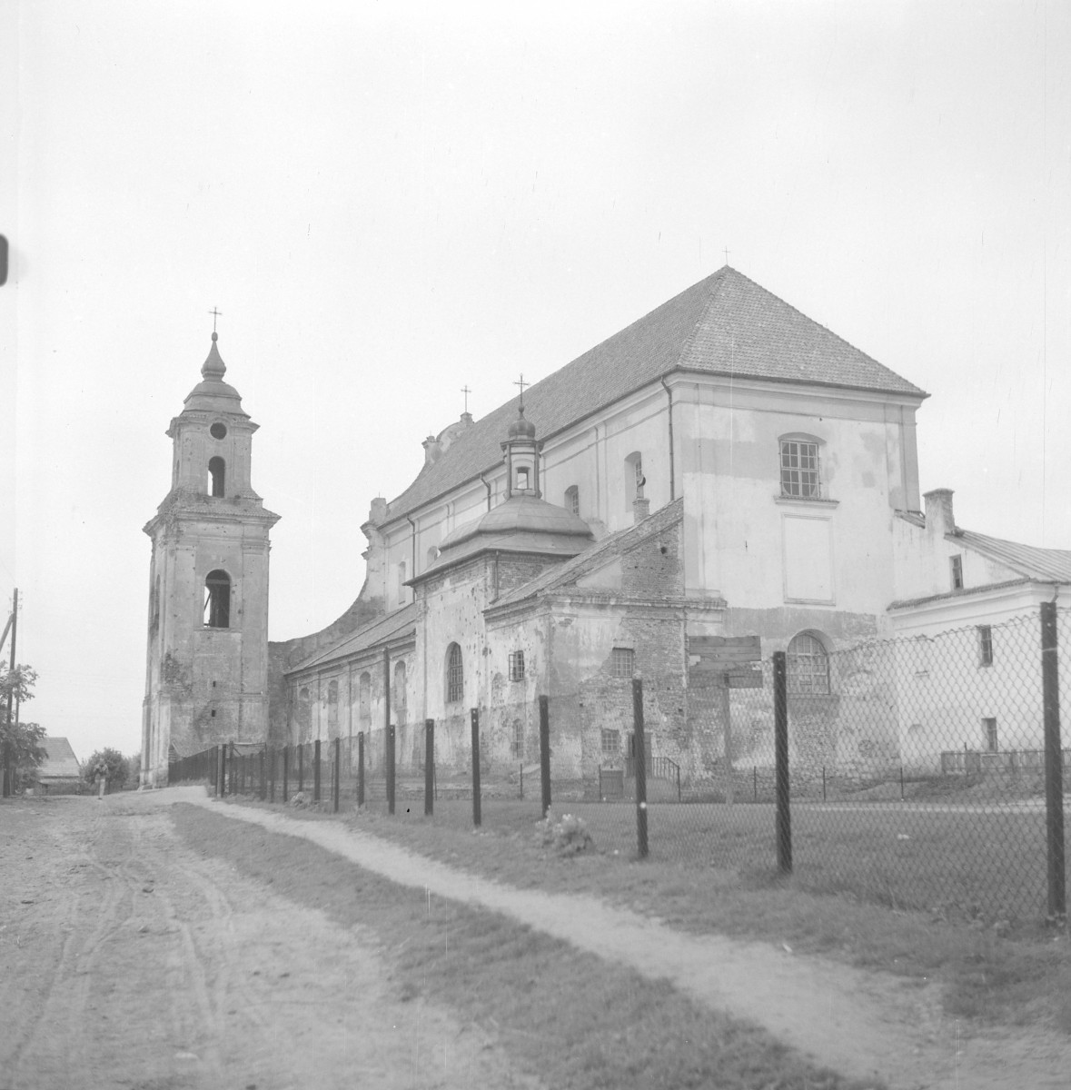kościół, ob. filialny pw. Wniebowzięcia Najświętszej Marii Panny - widok od południowego-wschodu, skan 1