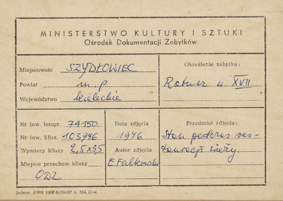 Ratusz - widok ogólny od strony płn. - zach. - podczas odbudowy wieży - metryczka, skan 1