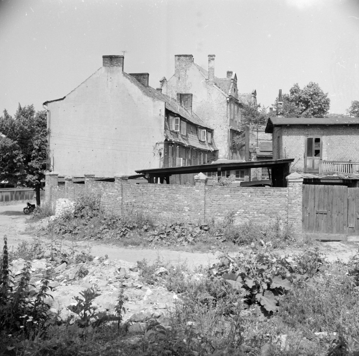 kamienice ul;. Nadbrzeżna - tyły zabudowań, widok od południowego wschodu, skan 1