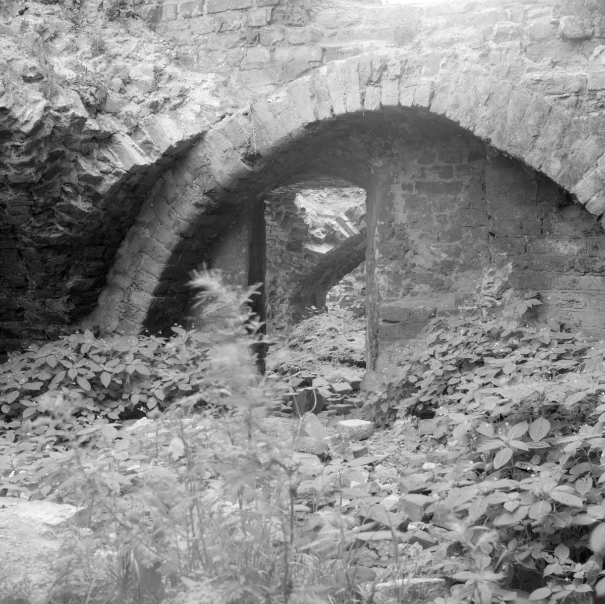 szpiatl Św. Ducha - wnętrze: piwnice - przejście z części środkowej do wschodniej, skan 1