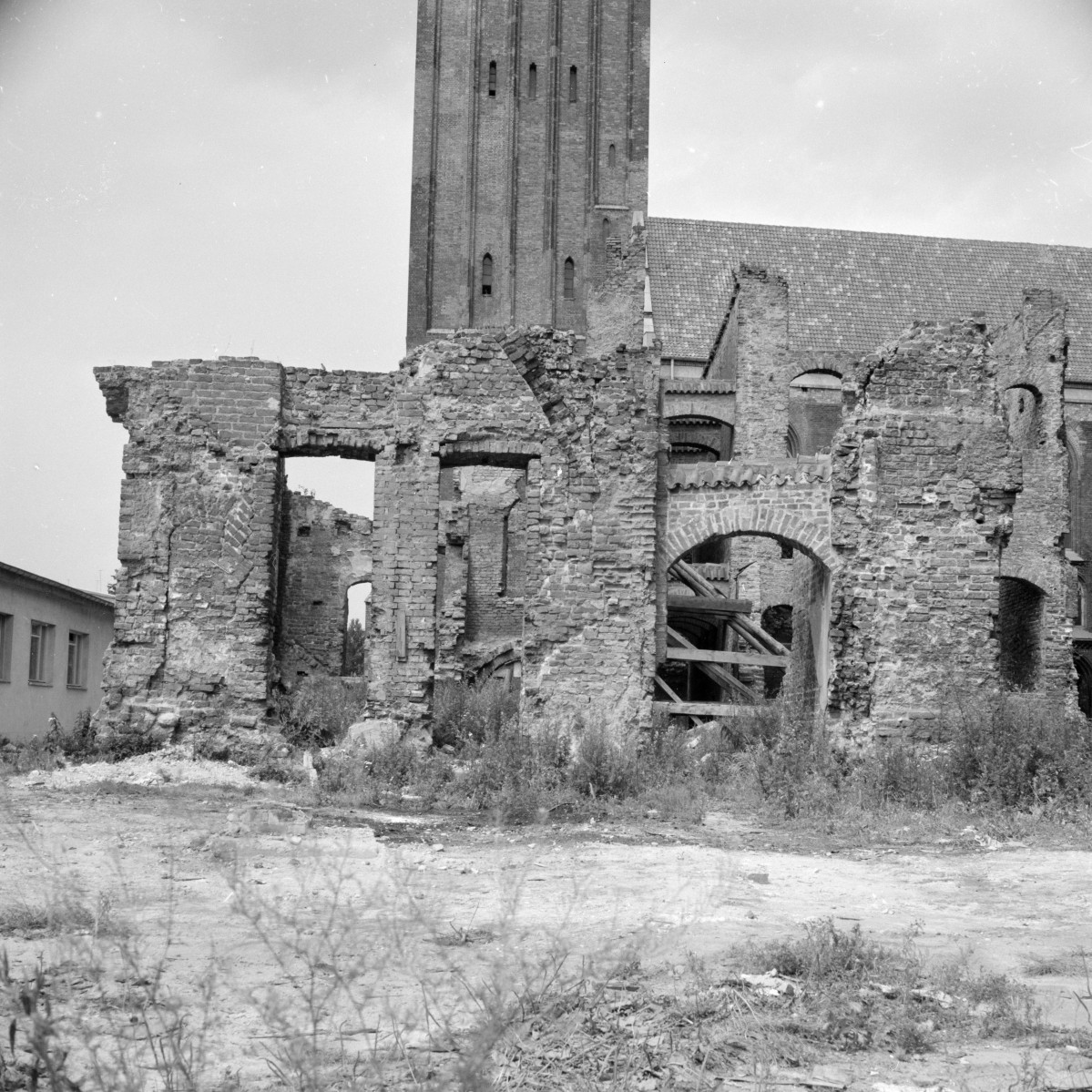 kamienice - elewacje, ruiny, skan 1