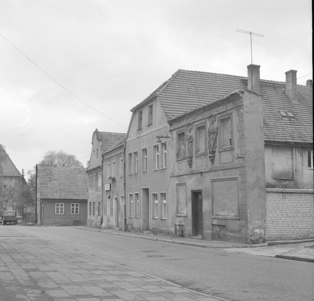 Zabudowa miejska, kamienica. Elewacja frontowa z dekorem., skan 1