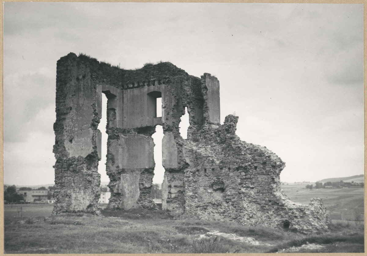 Ruiny zamku biskupów krakowskich - fragment , widok od strony płd-zach., skan 1