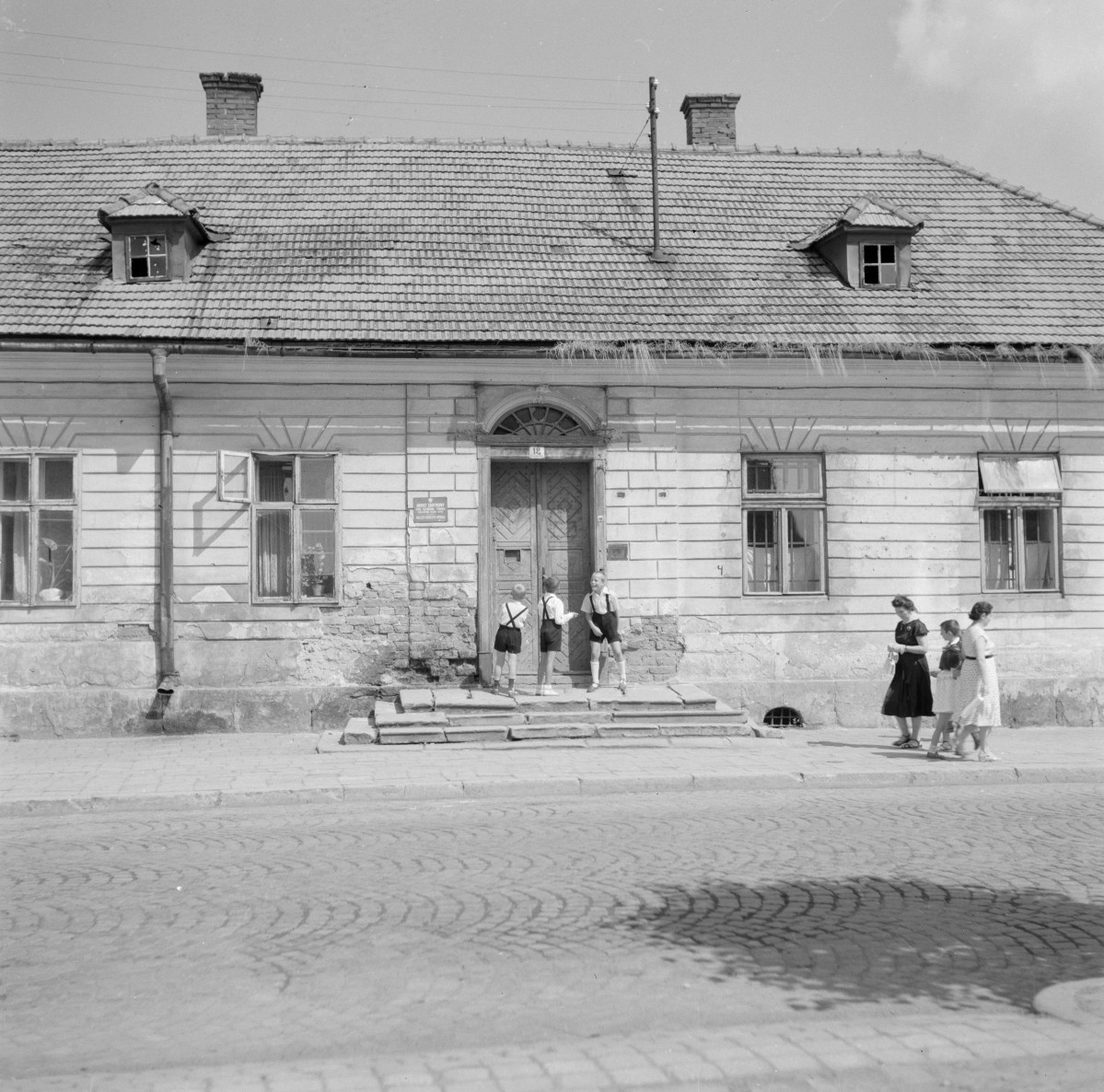 zabudowa miejska - dom - elewacja frontowa - fragment, skan 1