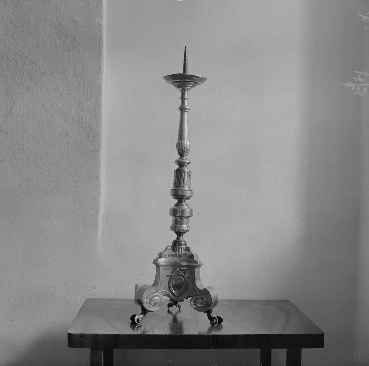 klasztor ss. Mniszek Benedyktynek - zbiory - lichtarz z 1796 roku, skan 1