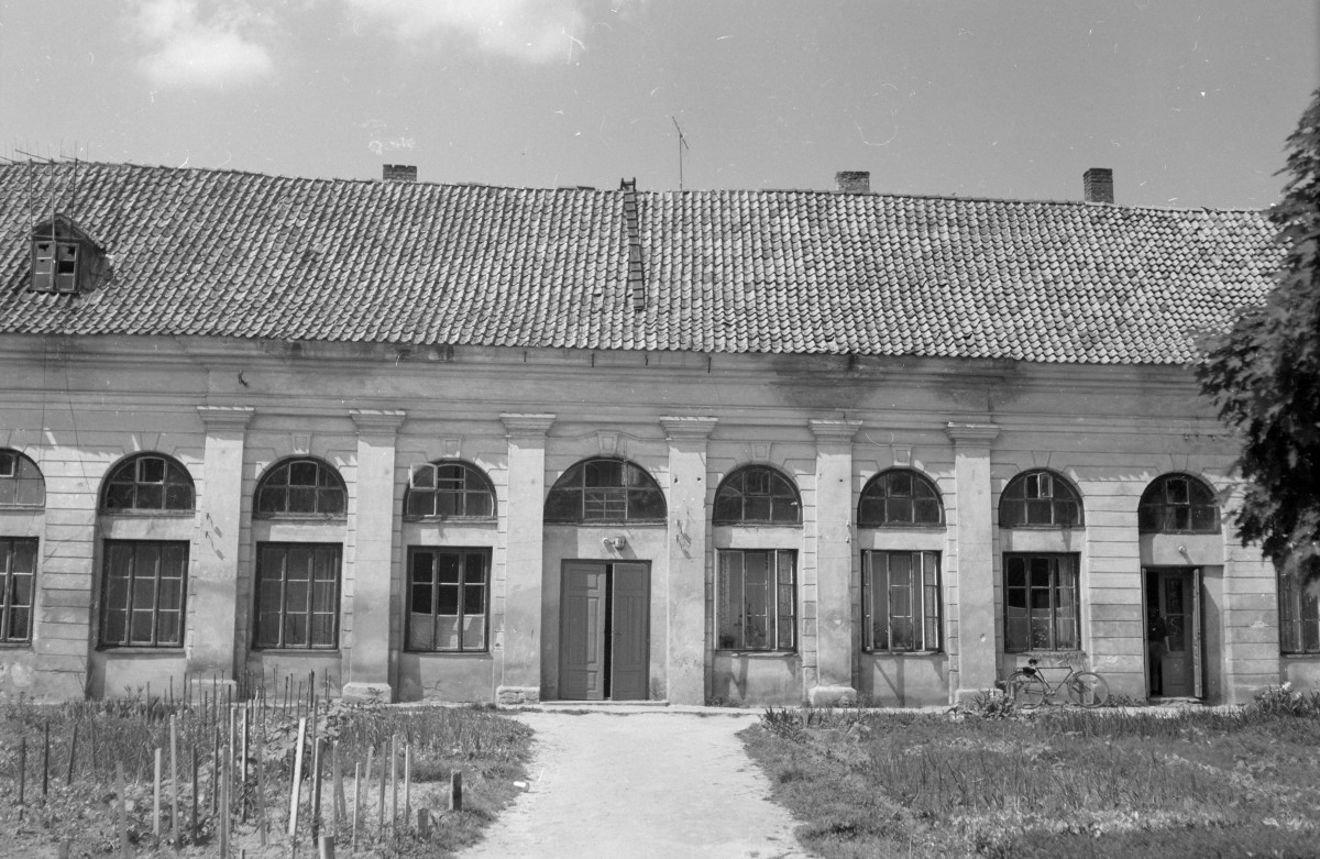oranżeria w zespole pałacowym - fragment elewacji, skan 1