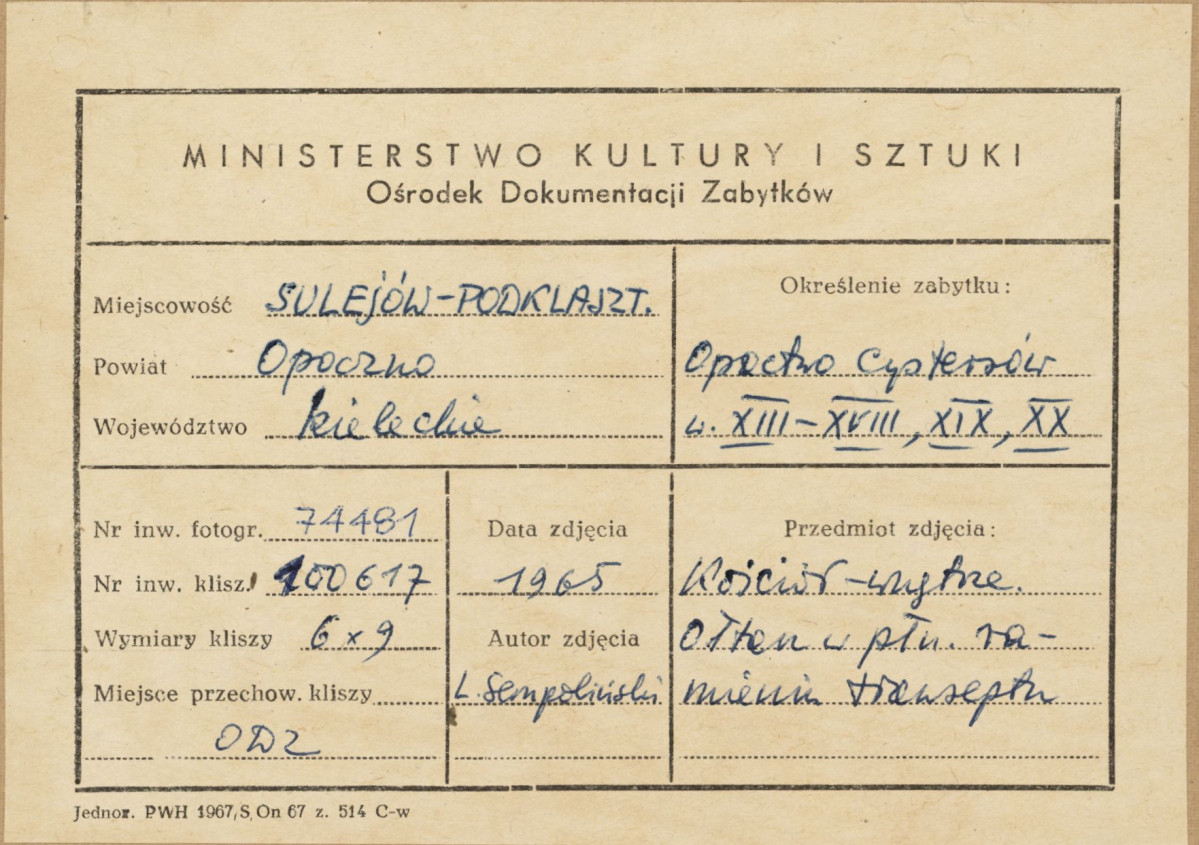 Zespół opactwa cystersów - wnętrze kościoła, widok na  ołtarz w płn. ramieniu transeptu - metryczka, skan 1