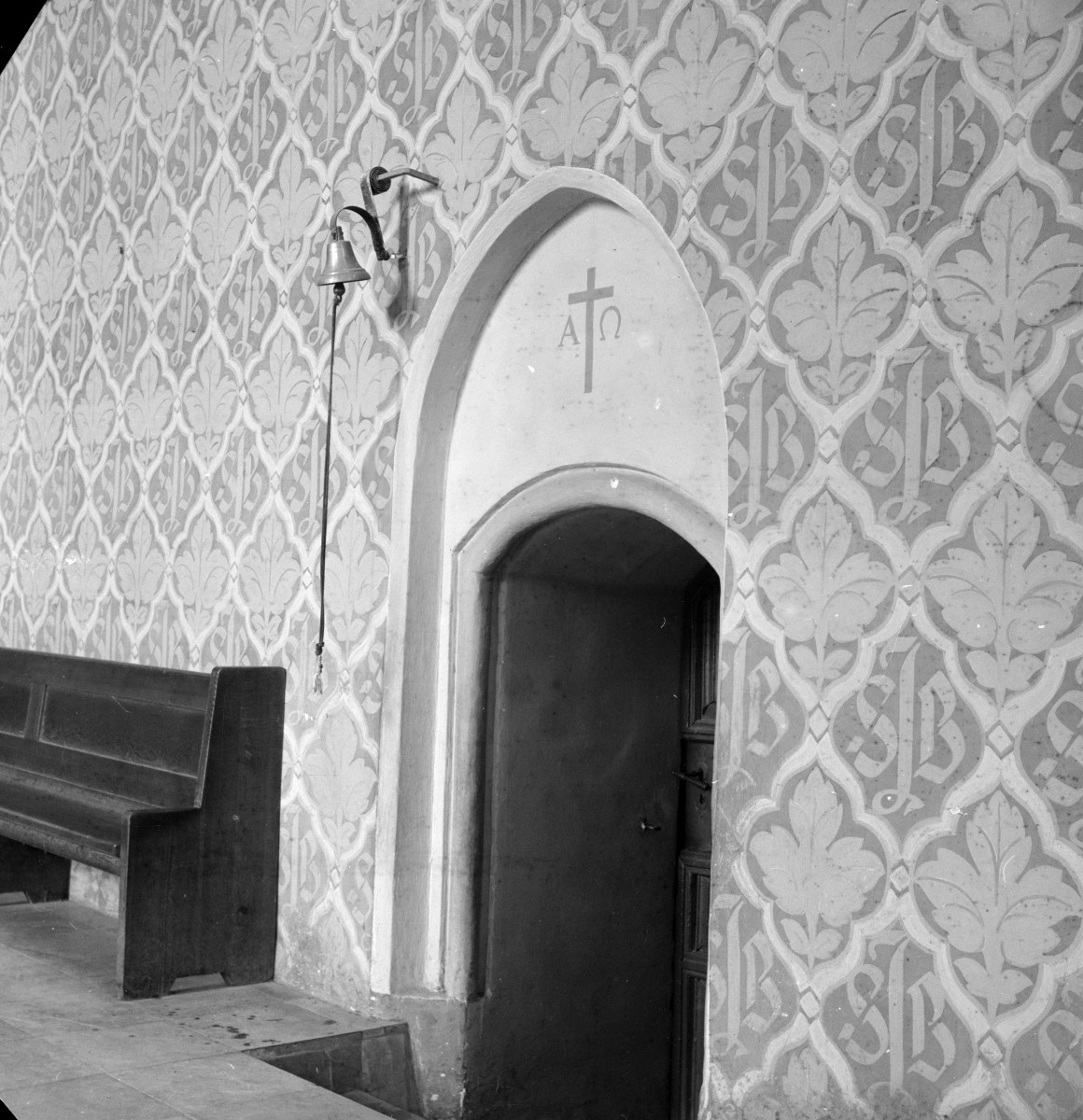 Kościół św. Jana - wnętrze, portal do zakrystii , skan 1