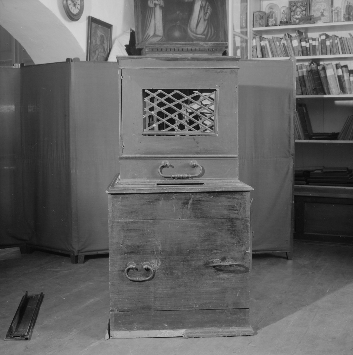 Klasztor ss. Klarysek - większy pozytyw szkatulny, detale obudowy, widok z boku , skan 1