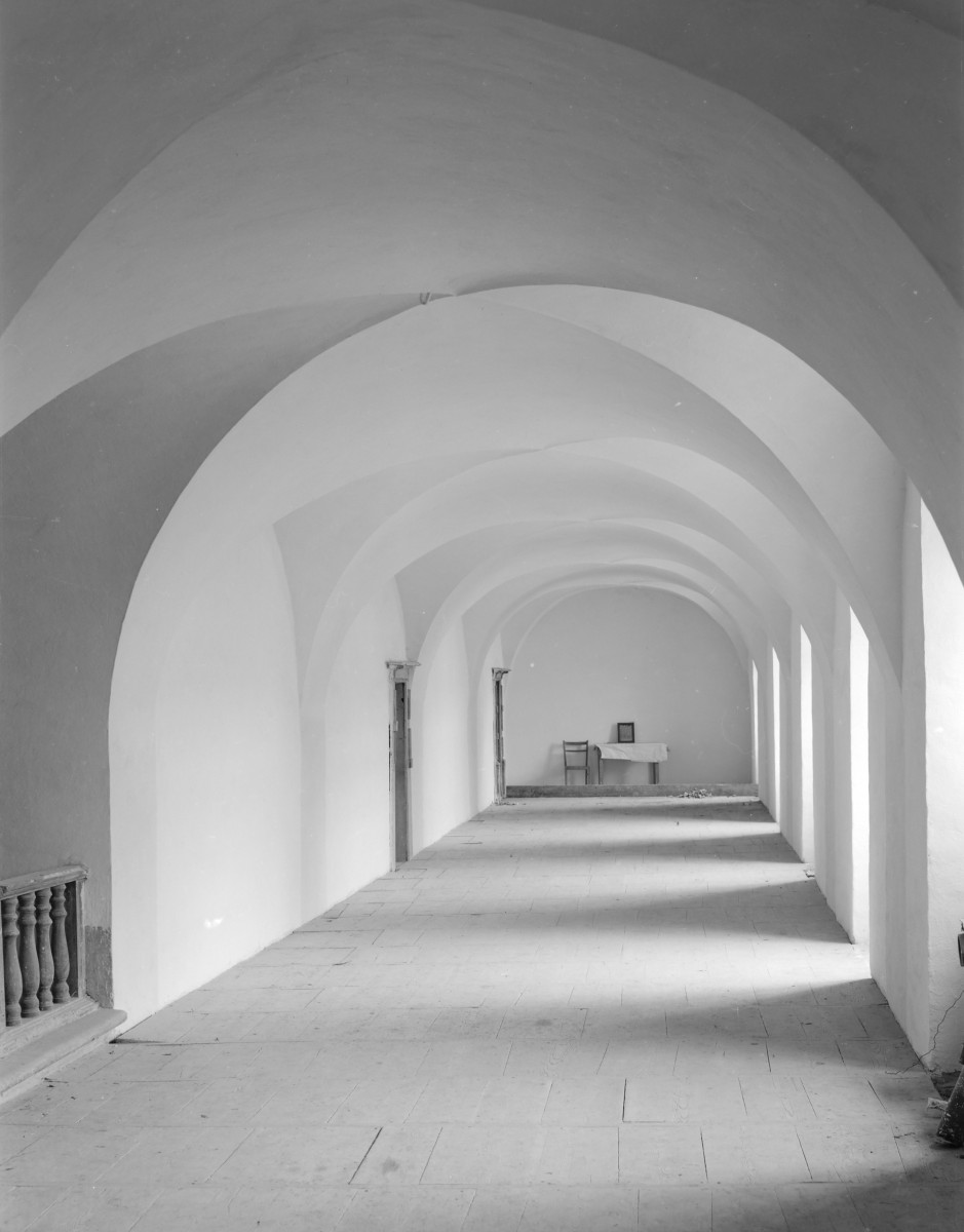 klasztor podominikański - wnętrze: korytarz, skan 1