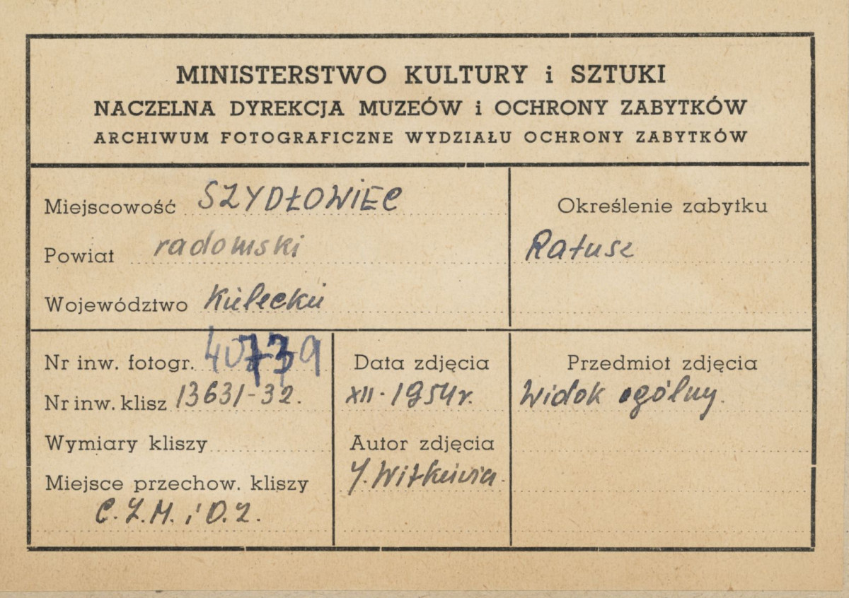 Ratusz - widok ogólny od strony płd. - wsch. po odbudowie wieży - metryczka, skan 1