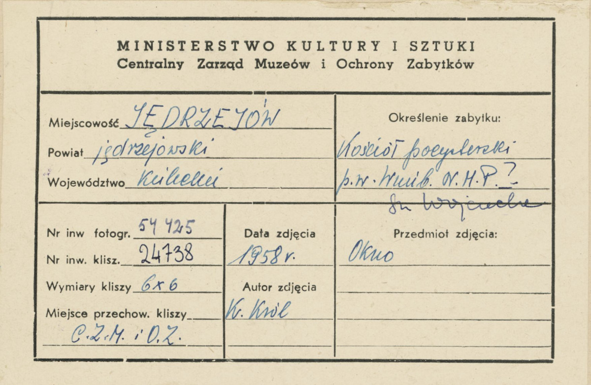 Zespół klasztorny - elewacja boczna kościoła, widok okna - metryczka, skan 1