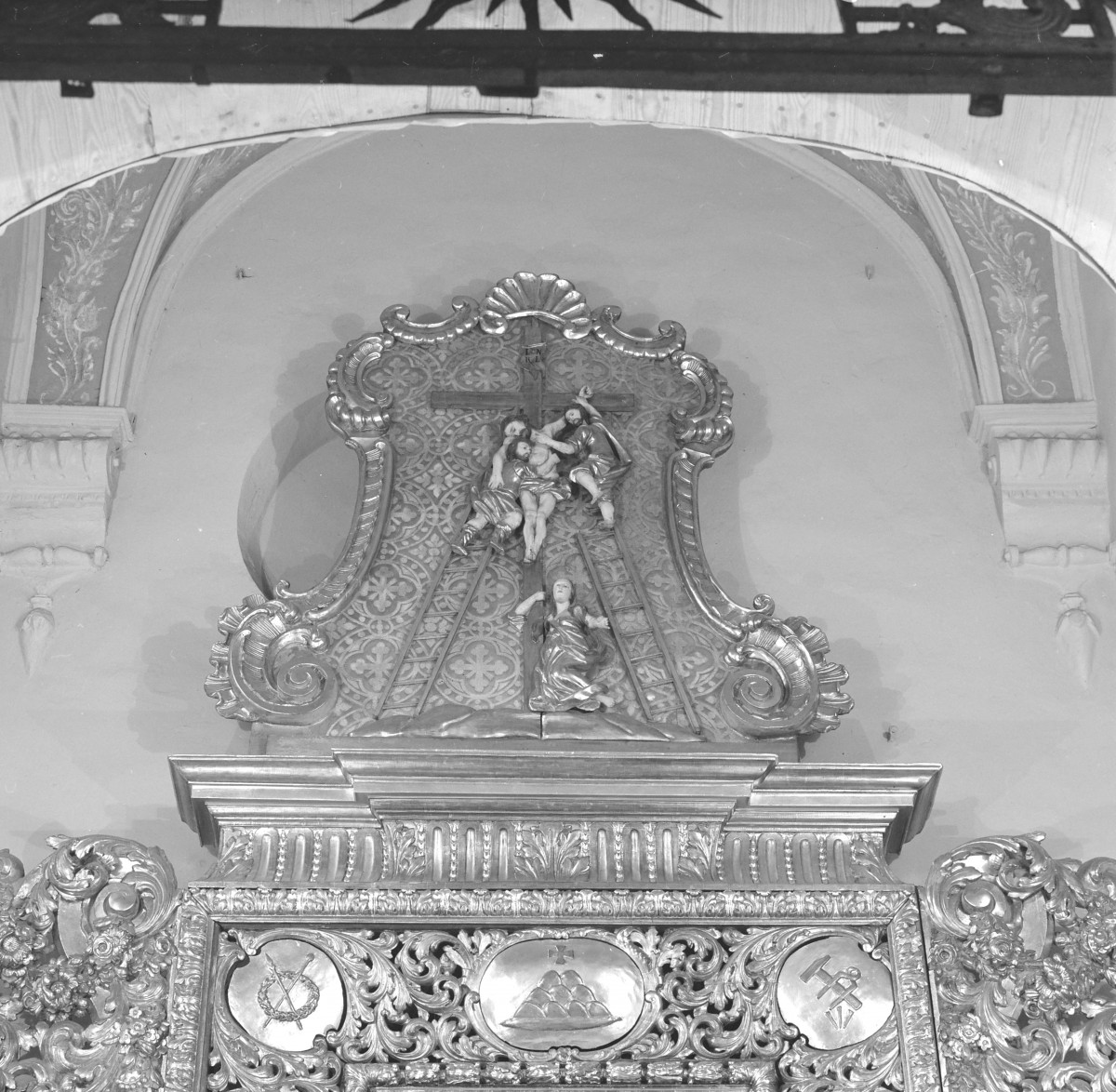 kościół pw. Wniebowzięcia Najświętszej Maryi Panny - wnętrze - Kaplica Maryjna - ołtarz boczny - zwieńczenie, skan 1