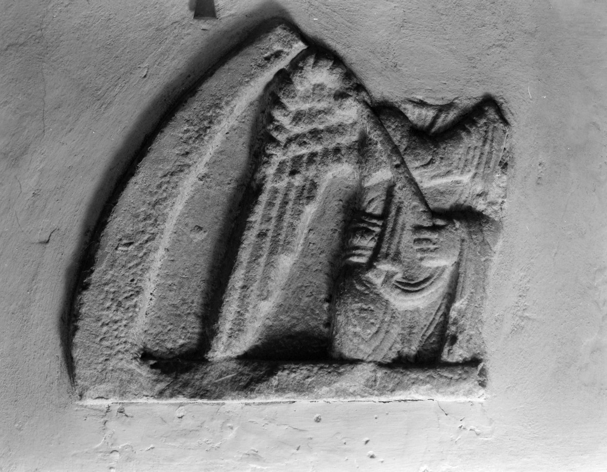 Kościół pw. Świętej Trójcy - fragment płaskorzeźby romańskiej, skan 1