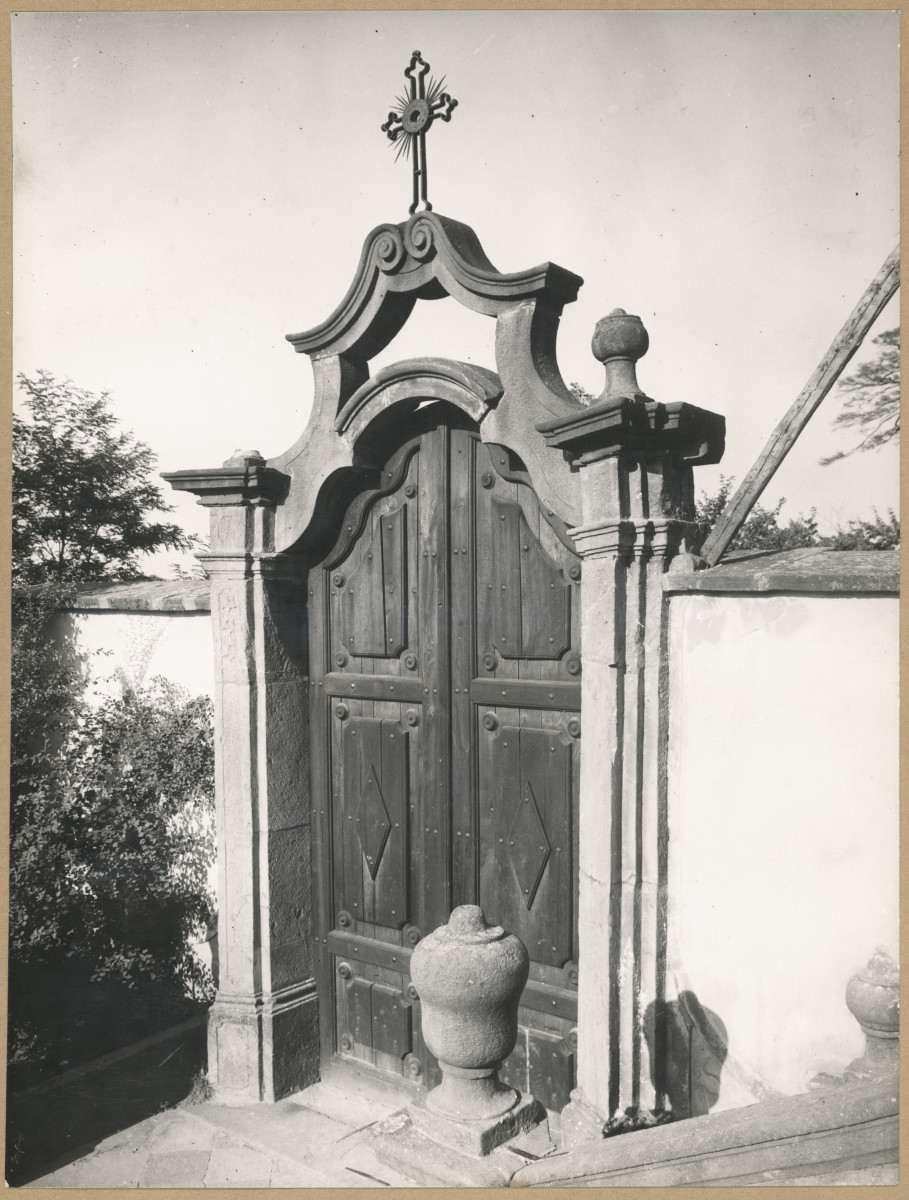 Zespół klasztorny - Karczówka , widok na bramkę przy schodach tarasowych, skan 1