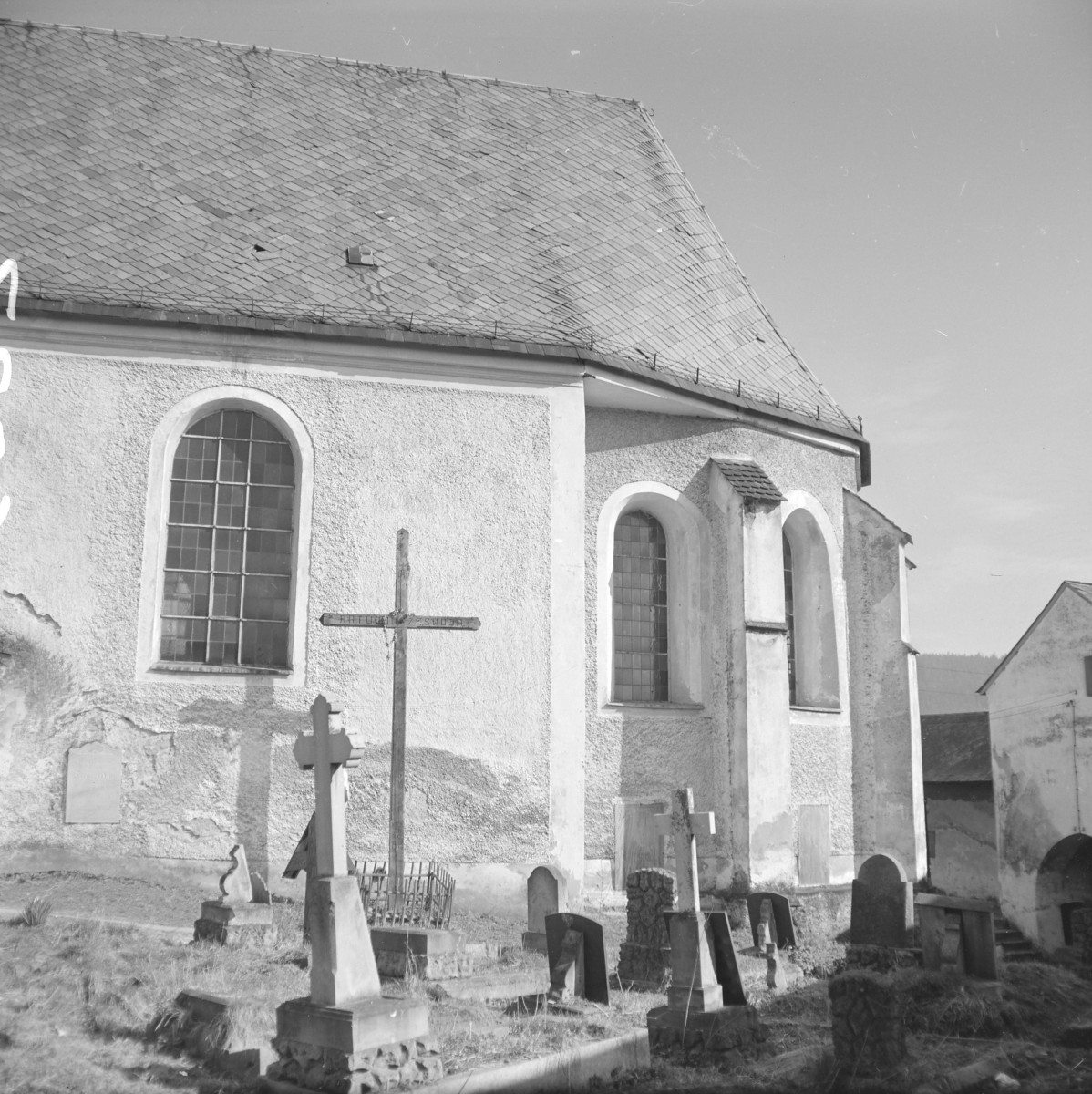 Kościół św. Marcina - elewacja boczna prezbiterium. Przypory. Cmentarz przykościelny., skan 1