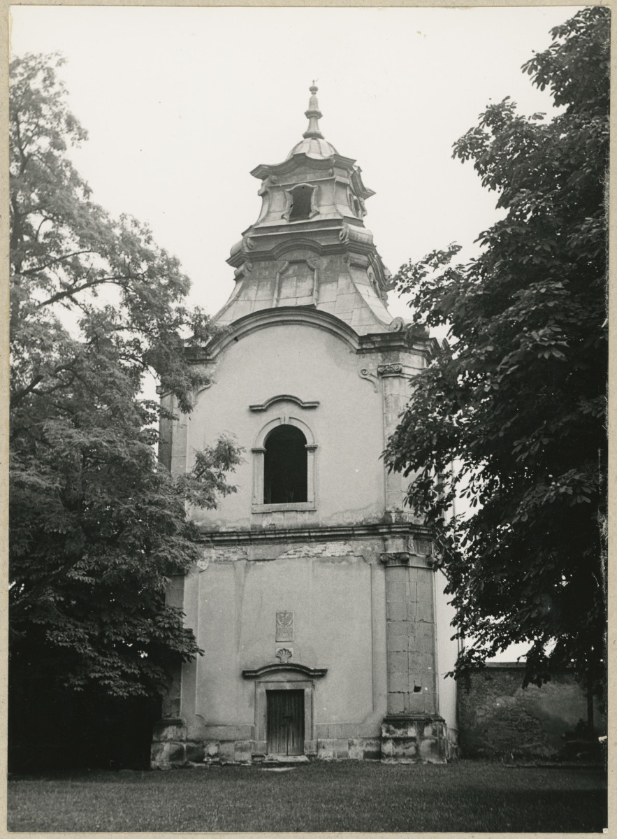 Zespół klasztorny - widok na fasadę dzwonnicy, skan 1