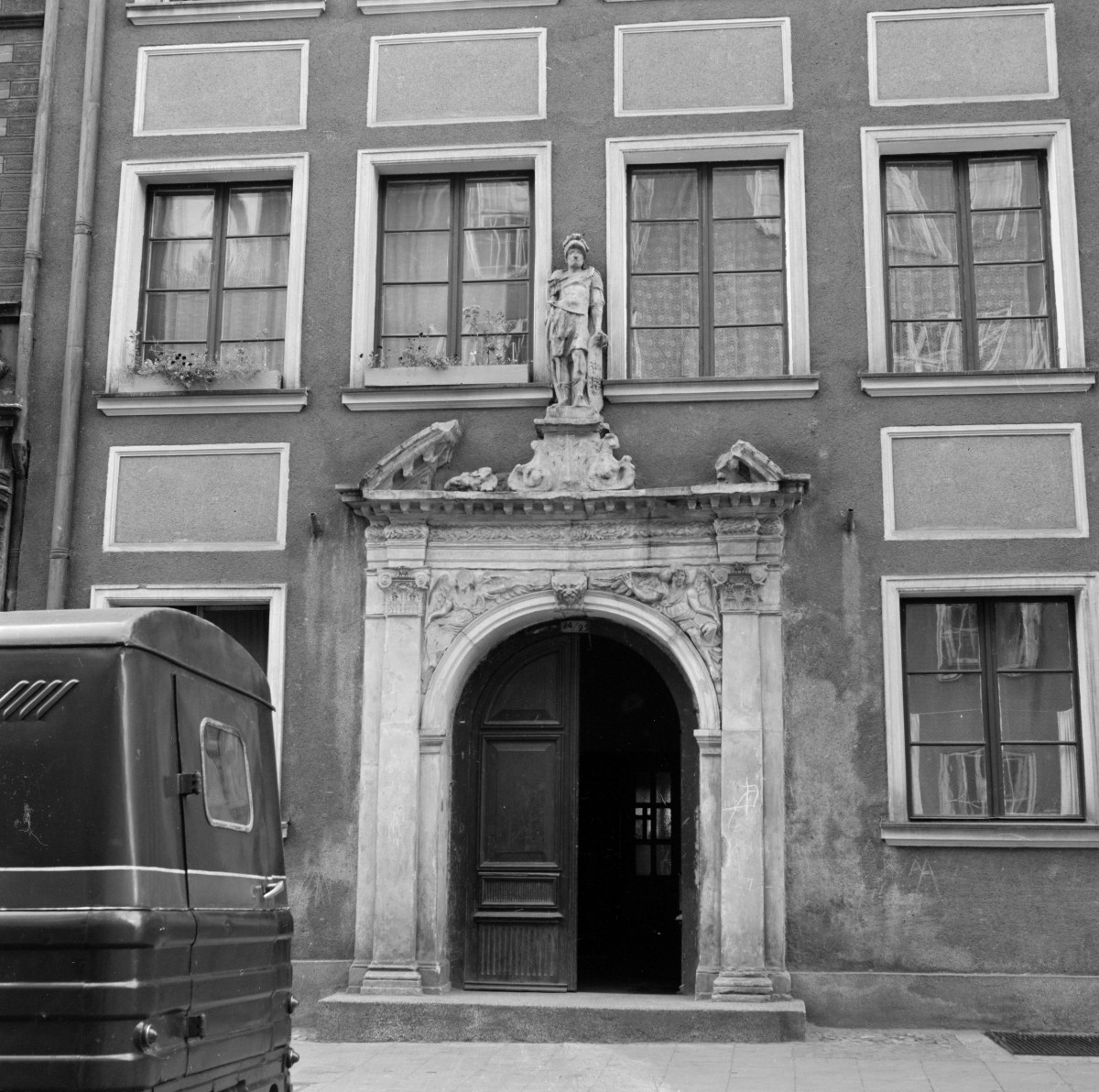 kamienica - elewacja frontowa, portal, skan 1