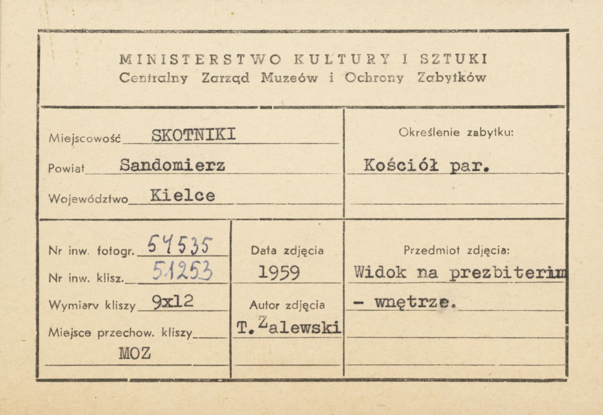 Kościół parafialny - wnętrze, widok z nawy w kierunku prezbiterium - metryczka, skan 1