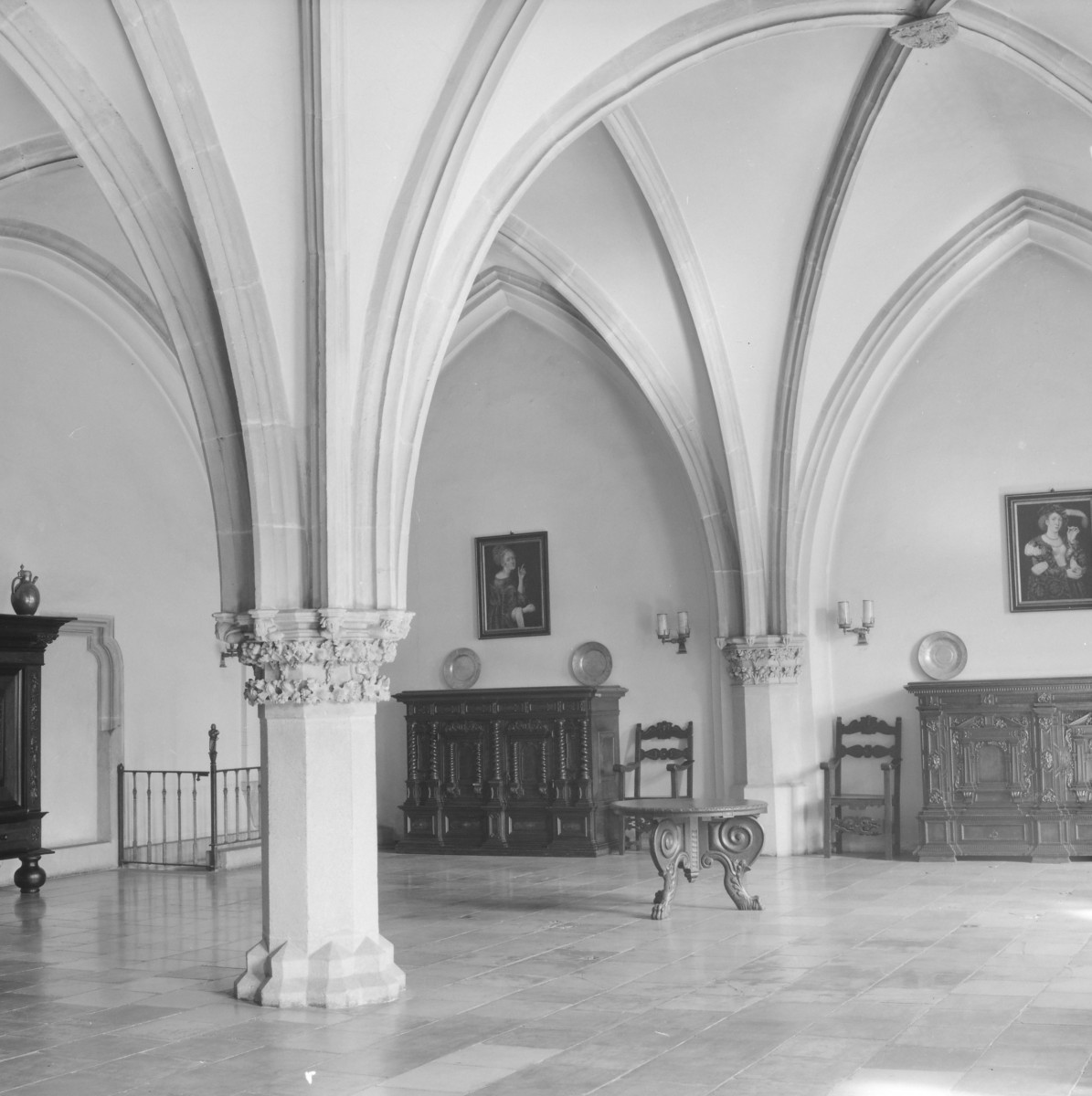 ratusz - wnętrze: sala, skan 1