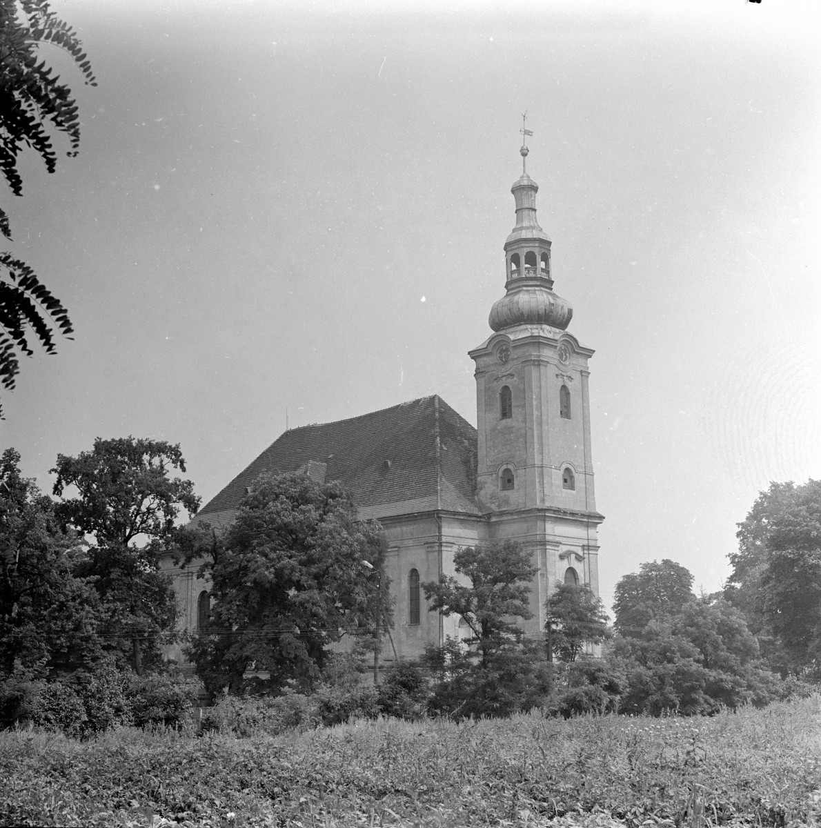 kościół parafialny pw. św. Marcina Biskupa - elewacja północna, widok zewnętrzny, skan 1