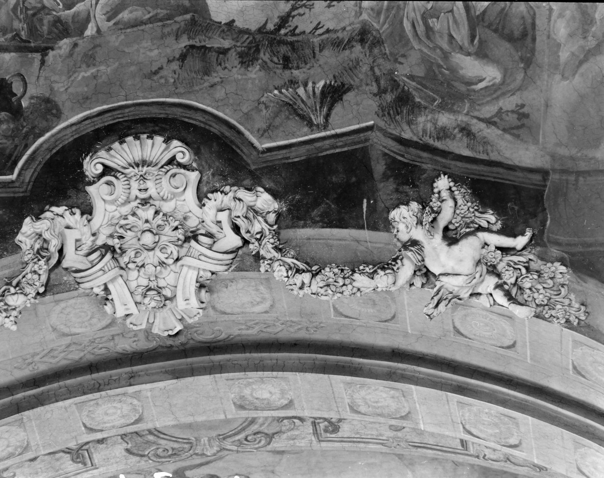 klasztor Benedyktynek - kościół pw. Wniebowzięcia Najświętszej Maryi Panny - wnętrze - transept - dekoracje na skrzyżowaniu, skan 1