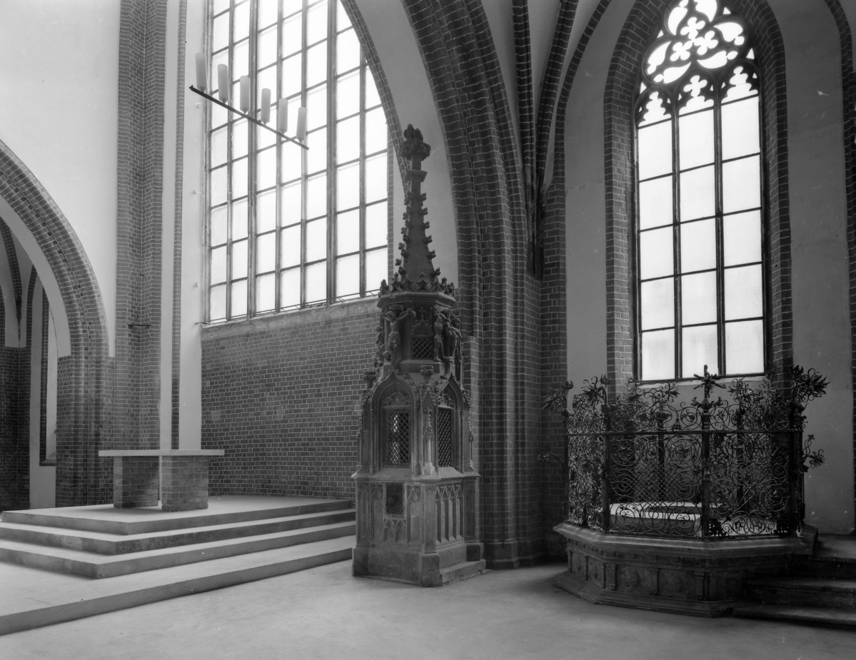 kościół pw. św. Marii Magdaleny, ob. katedra polskokatolicka - wnętrze: fragment prezbiterium, skan 1