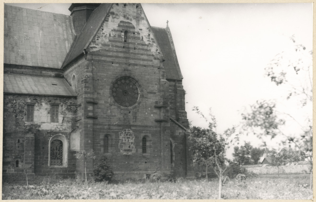 Zespół opactwa Cystersów -  kościół, widok od strony wsch. , skan 1