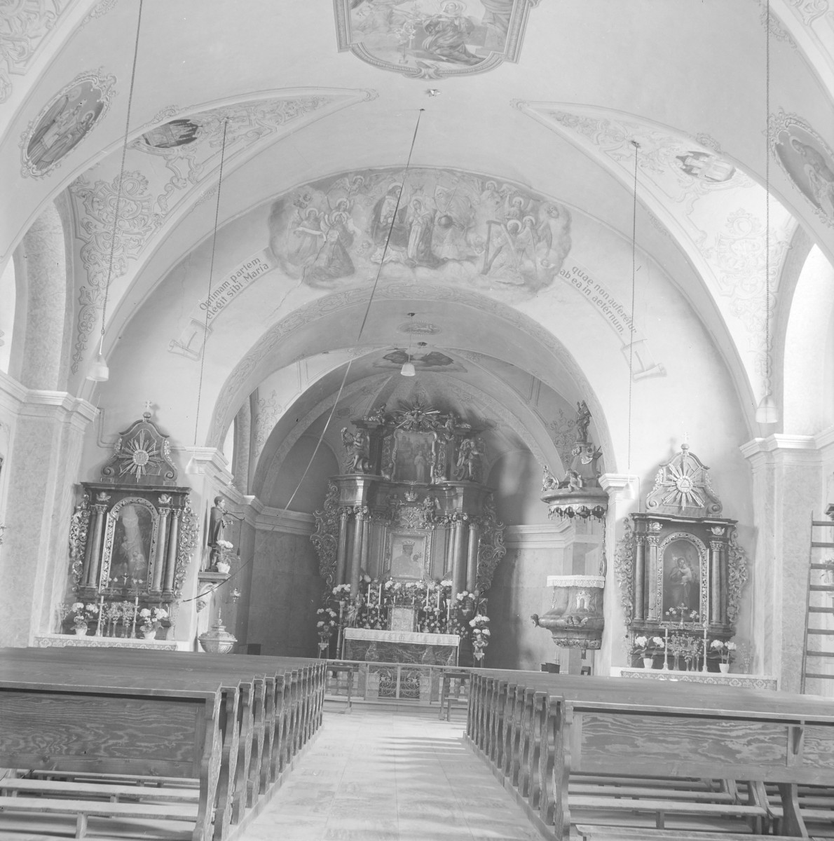 Kościół Matki Bożej - widok na ołtarz główny z obrazem Matki Bożej Raciborskiej, po bokach ołtarze boczne i widoczna ambona oraz polichromia., skan 1