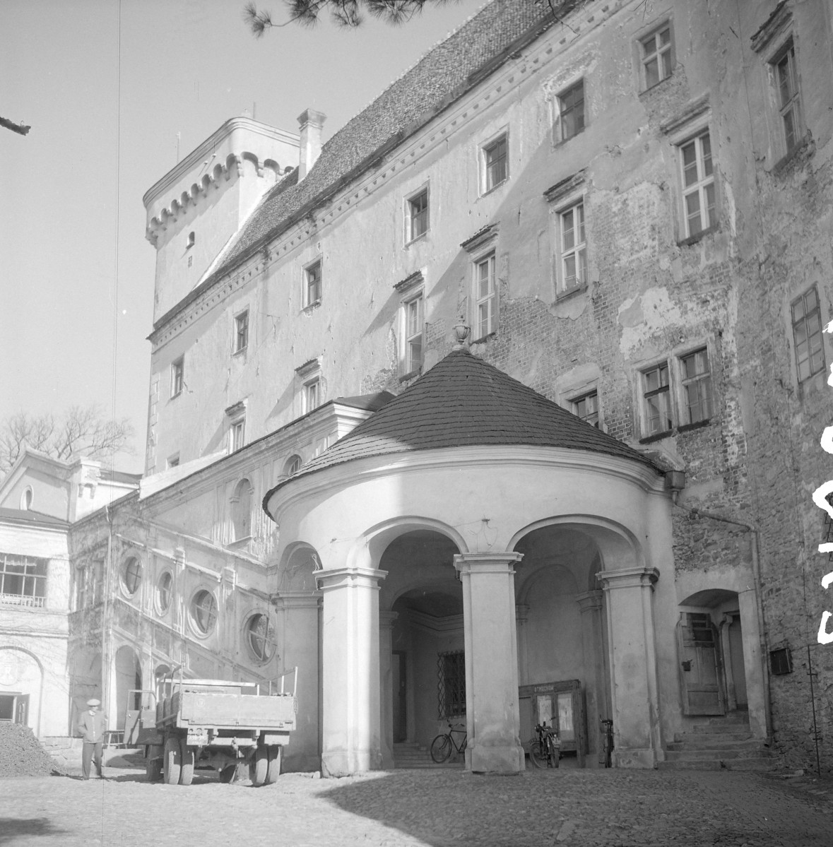 zamek - fragment elewacji, skan 1