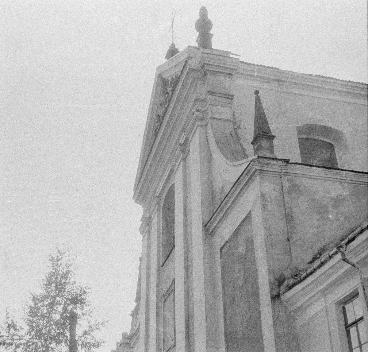 kościół, ob. parafialny pw. Imienia Marii - fragment elewacji zachodniej, skan 1