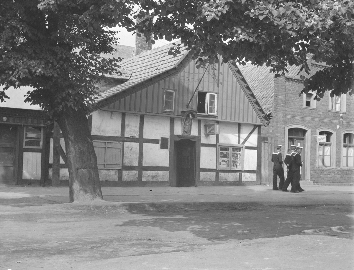 kino jantar, daw. karczma Lwia Jama - elewacja frontowa, widok ogólny, domy rybackie, skan 1