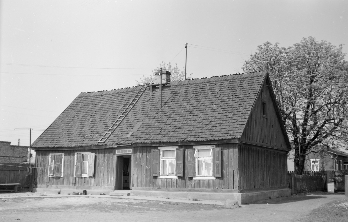 Dom mieszkalny. Zabudowa drewniana. Dach dwuspadowy. Widok ogólny., skan 1
