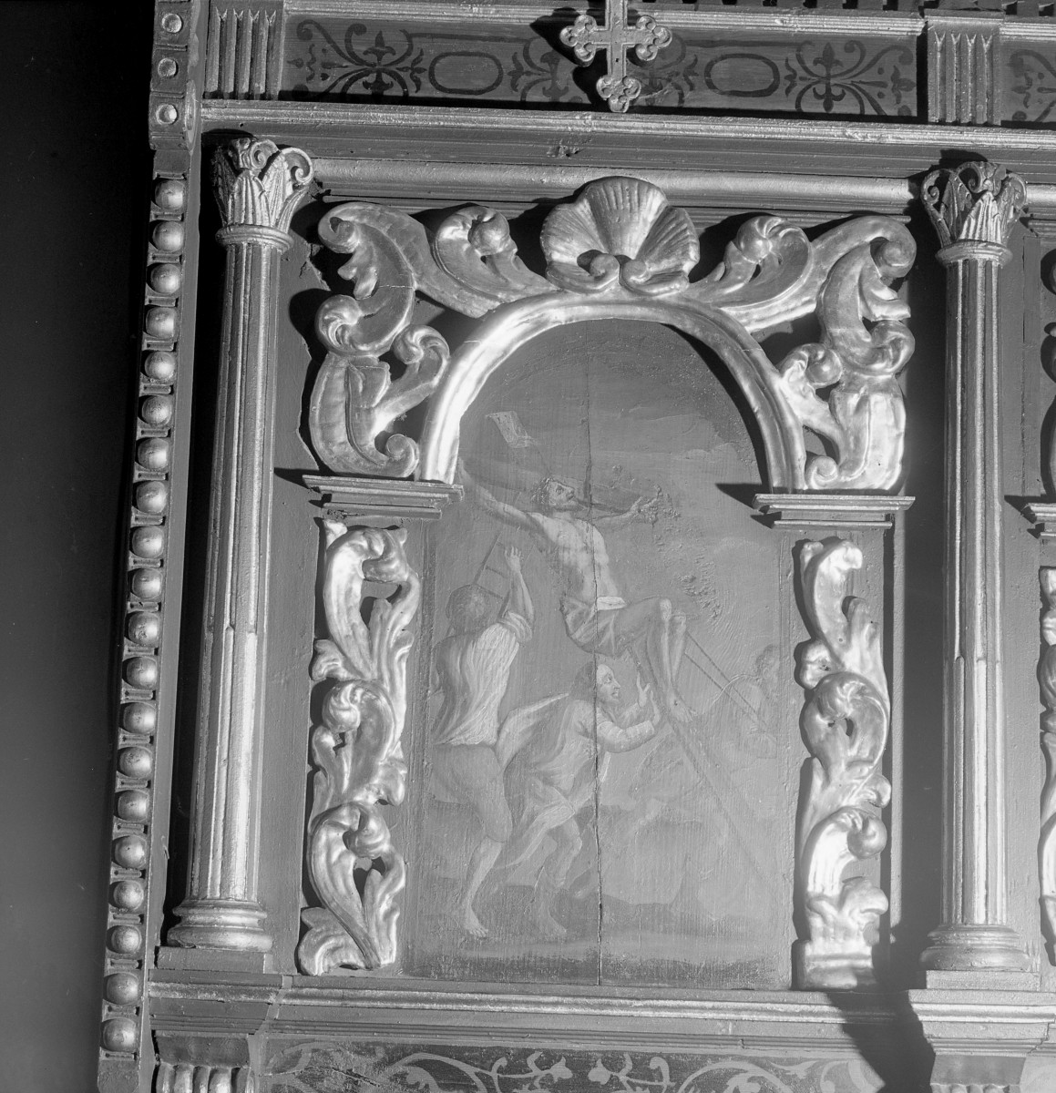 Kościół św. Jan Chrzciciela i św. Jana Ewangelisty - wnętrz: manierystyczne stalle, obraz ze sceną "Podniesieni krzyża z Chrystusem", skan 1