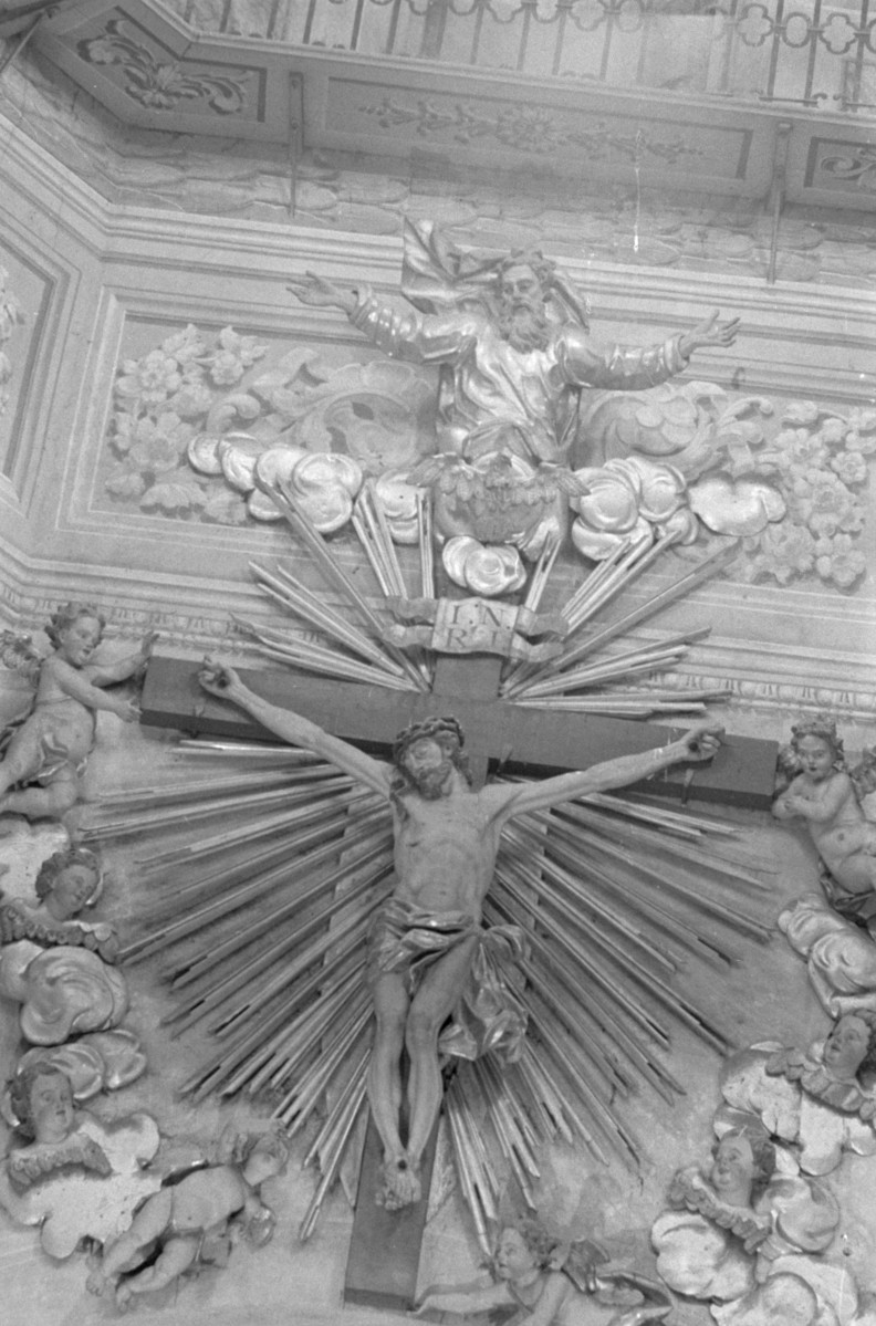 Kościół św. Anny - wnętrze: grupa figur na ścianie tęczy "Trójca Święta"., skan 1