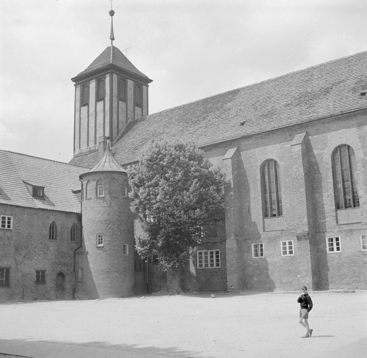 kościół pw. Świętego Krzyża - elewacja południowa i klasztor - elewacja wschodnia, fragment, skan 1