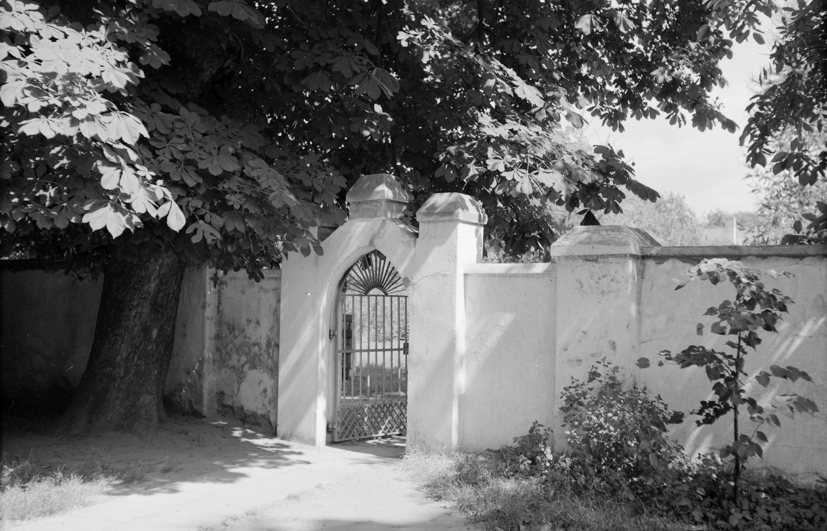 kościół pw. Narodzenia Najświętszej Maryi Panny i św. Michała Archanioła - furtka wejściowa południowa, skan 1