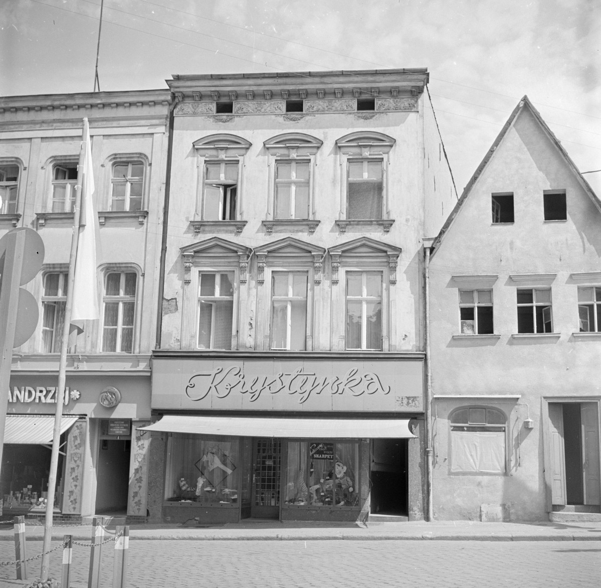 kamienica - elewacja frontowa, sklepy, skan 1