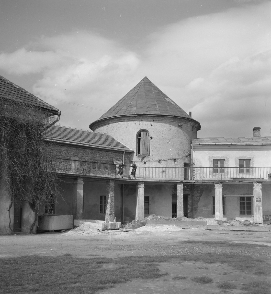 zamek Kmitów - dziedziniec z basztą narożną, skan 1