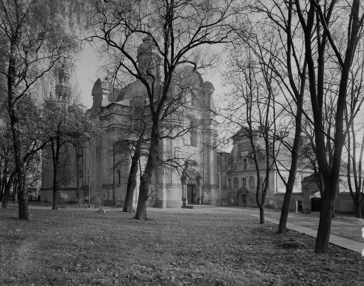 Kościół pw. NMP i św. Mikołaja - elewacja frontowa., skan 1